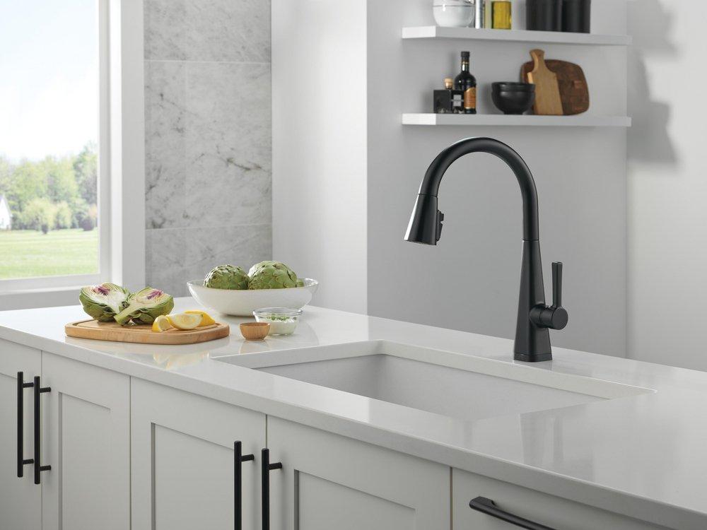 Single Handle Pull Down Kitchen Faucet in Matte Black 