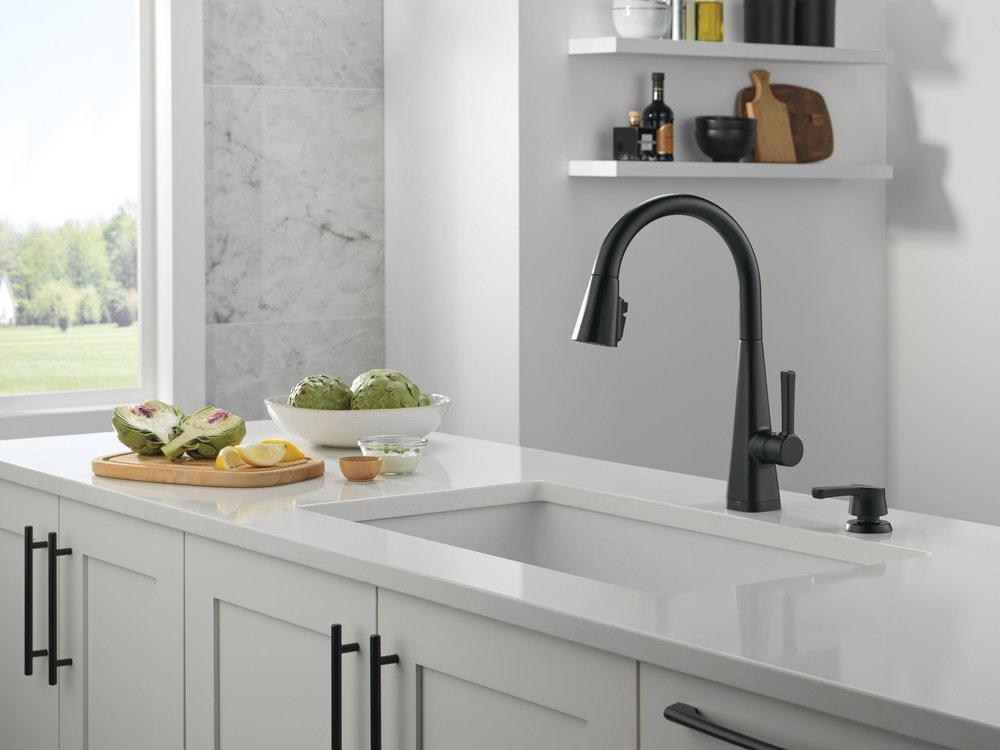 Single Handle Pull Down Kitchen Faucet in Matte Black 