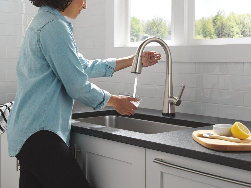 Single Handle Pull Down Kitchen Faucet in Spotshield Stainless 