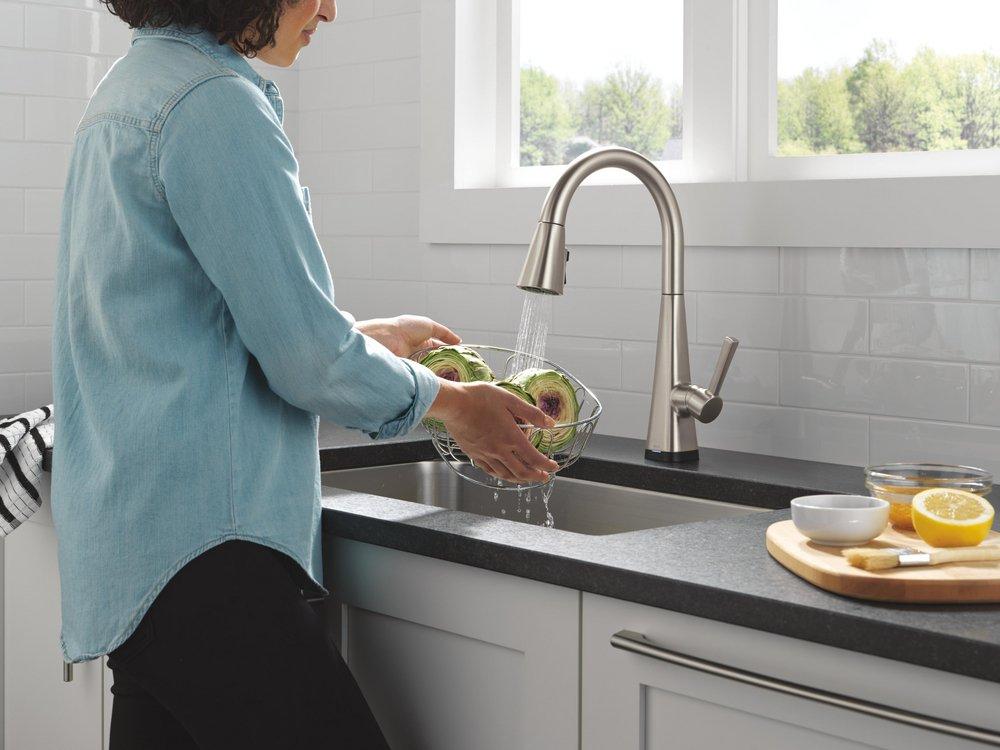 Single Handle Pull Down Kitchen Faucet in Spotshield Stainless 