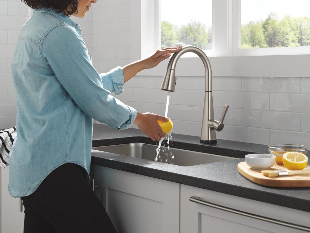 Single Handle Pull Down Kitchen Faucet in Spotshield Stainless 