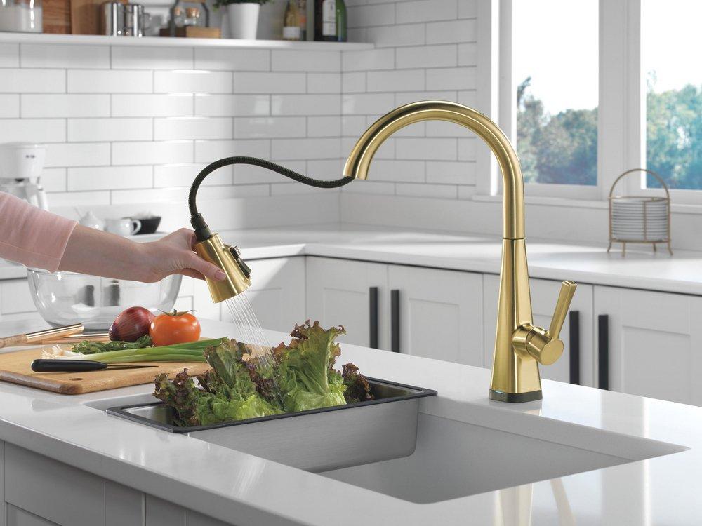 DELTA LENTA SINGLE-HANDLE PULL-DOWN KITCHEN FAUCET WITH TOUCH2O TECHNOLOGY 