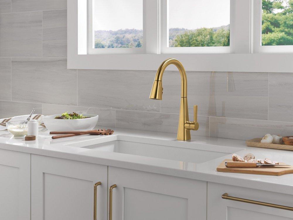 Single Handle Pull Down Kitchen Faucet in Brushed Gold 