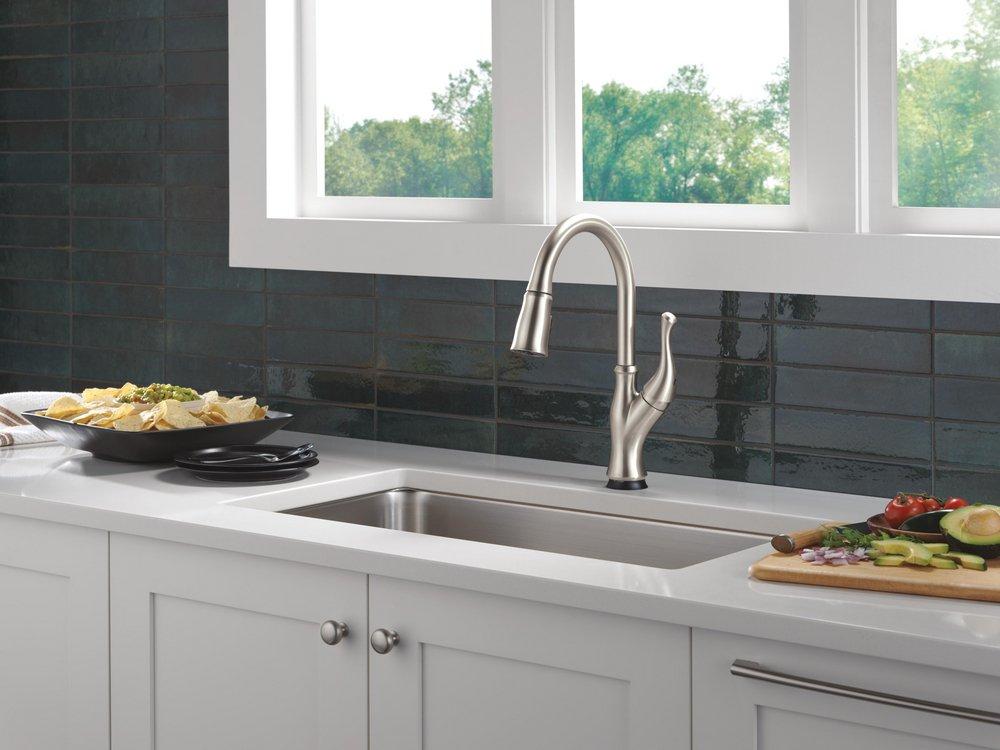 DELTA OPHELIA TOUCH2O KITCHEN FAUCET WITH TOUCHLESS TECHNOLOGY 