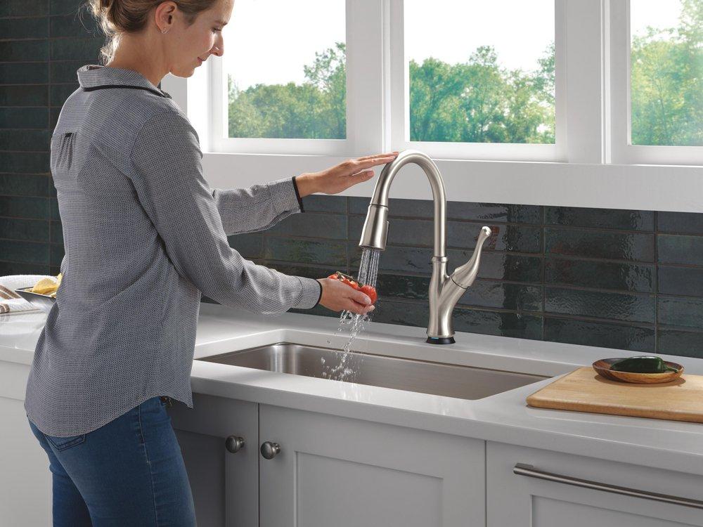 Single Handle Pull Down Kitchen Faucet with Side Spray in Spotshield Stainless 