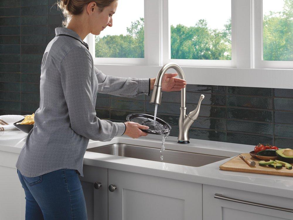 Single Handle Pull Down Kitchen Faucet with Side Spray in Spotshield Stainless 