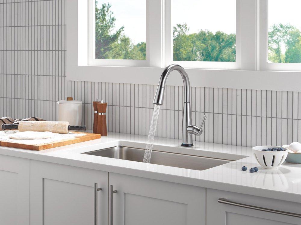 Single Handle Pull Down Kitchen Faucet in Arctic Stainless 