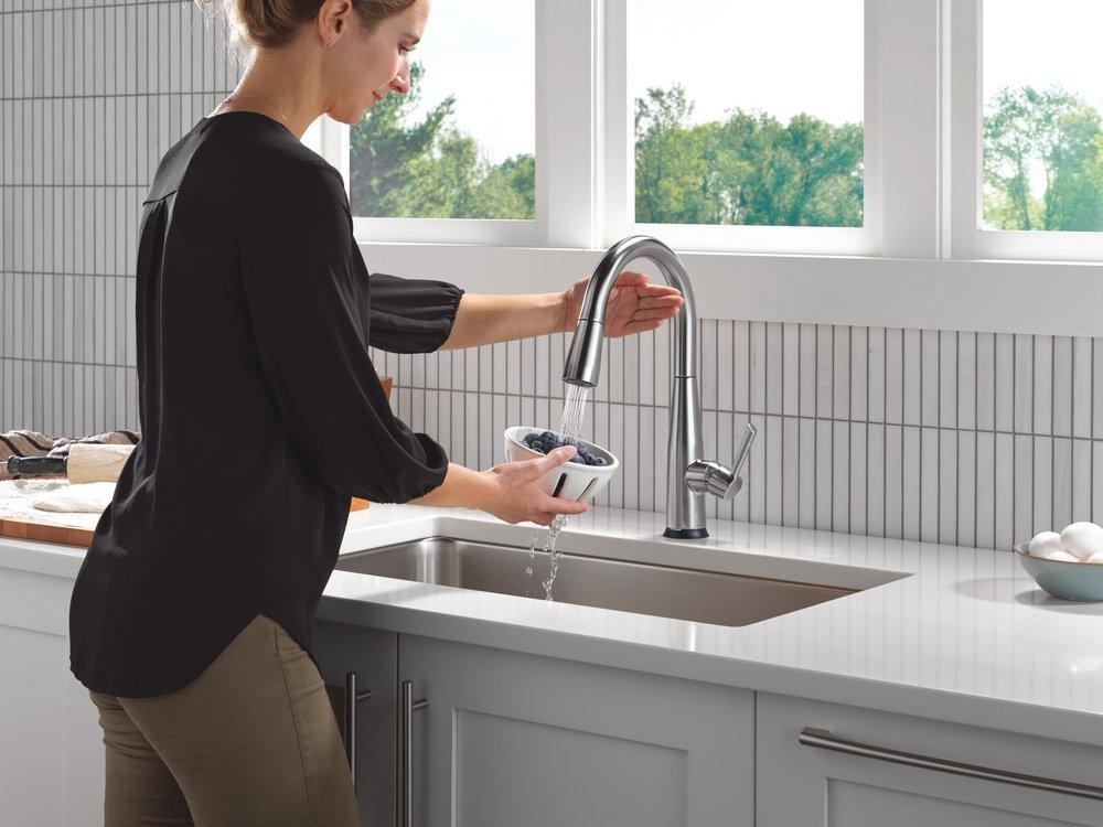 Single Handle Pull Down Kitchen Faucet in Arctic Stainless 