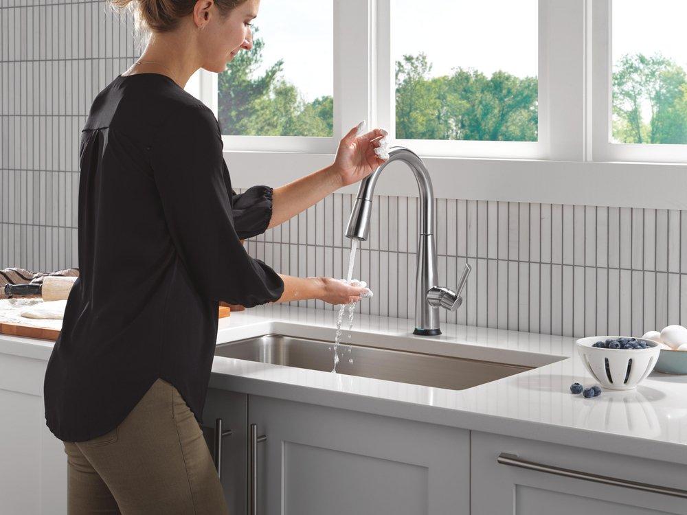 Single Handle Pull Down Kitchen Faucet in Arctic Stainless 