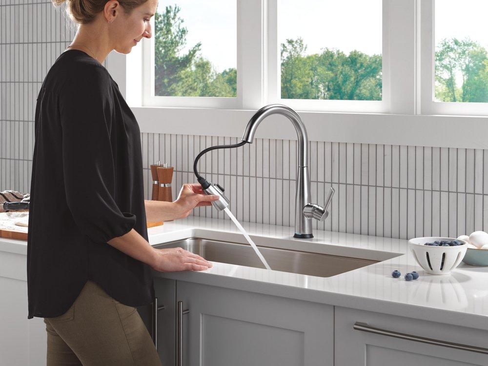 Single Handle Pull Down Kitchen Faucet in Arctic Stainless 