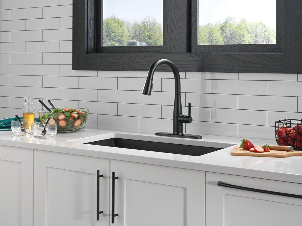 DELTA ESSA TOUCH2O KITCHEN FAUCET WITH TOUCHLESS TECHNOLOGY 