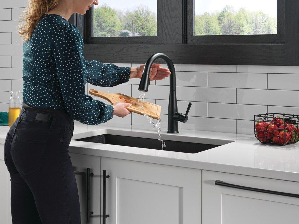 Single Handle Pull Down Kitchen Faucet in Matte Black 