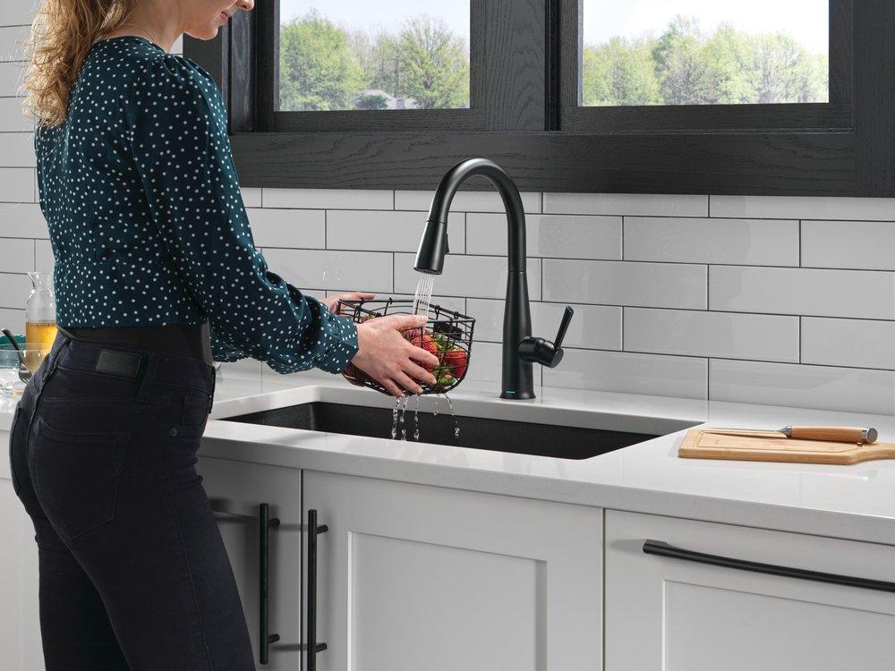 Single Handle Pull Down Kitchen Faucet in Matte Black 