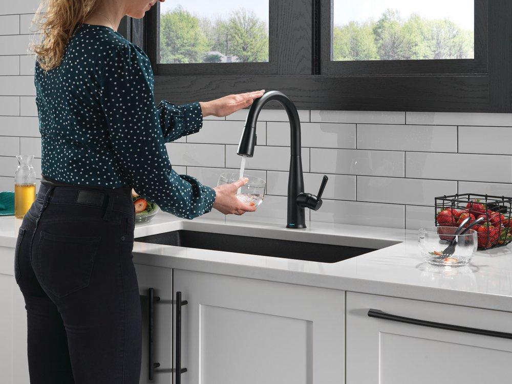 Single Handle Pull Down Kitchen Faucet in Matte Black 