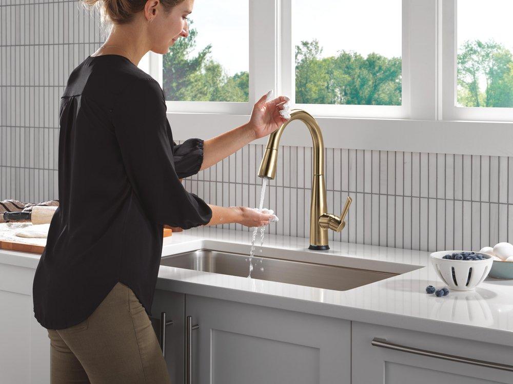 Single Handle Pull Down Kitchen Faucet in Champagne Bronze 