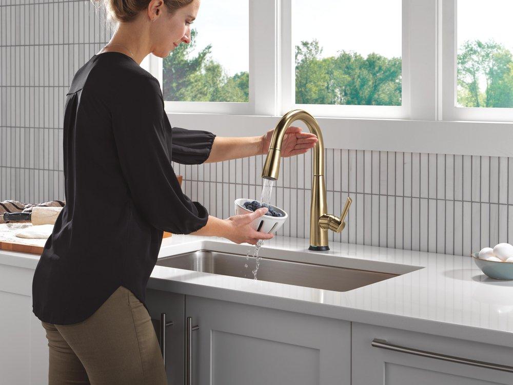 Single Handle Pull Down Kitchen Faucet in Champagne Bronze 