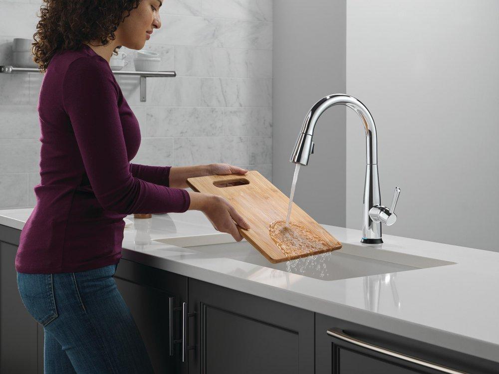 Single Handle Pull Down Kitchen Faucet in Chrome 
