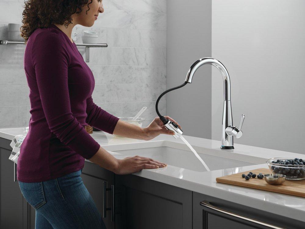 Single Handle Pull Down Kitchen Faucet in Chrome 