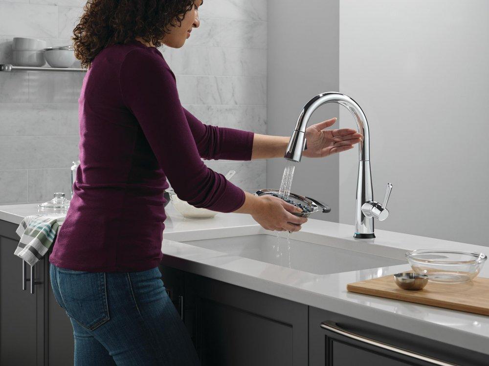 Single Handle Pull Down Kitchen Faucet in Chrome 