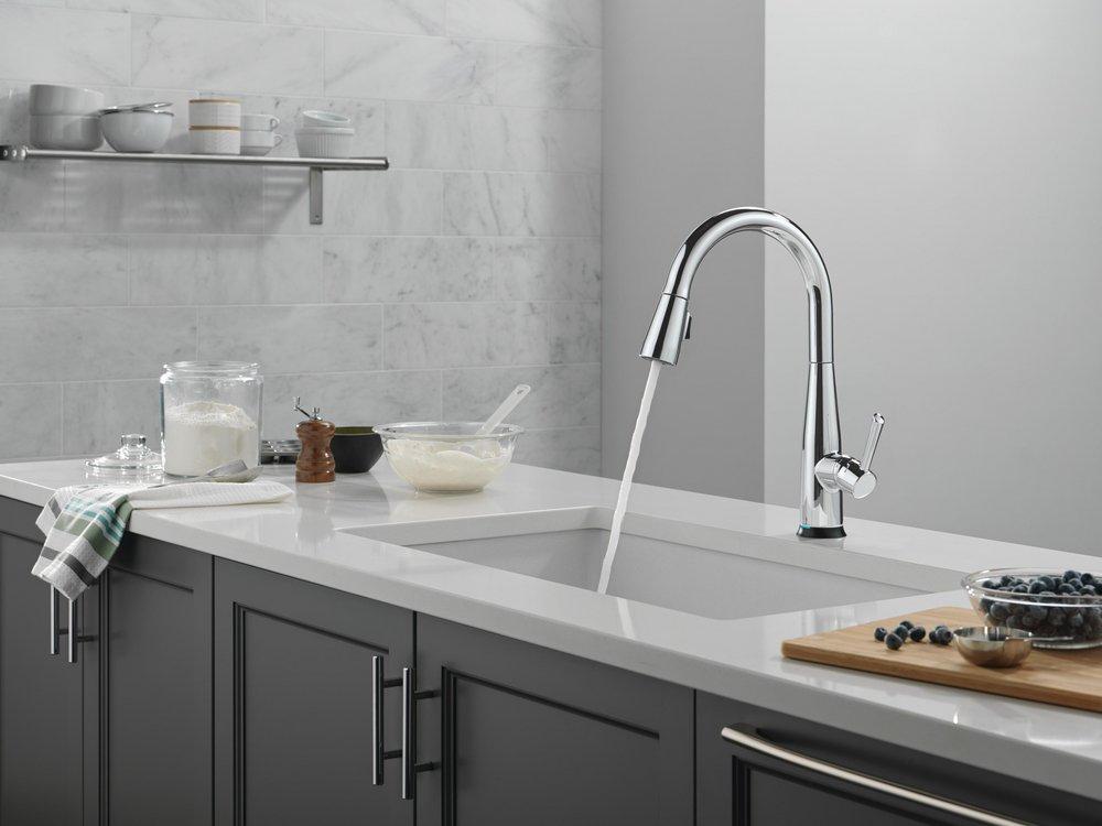 Single Handle Pull Down Kitchen Faucet in Chrome 
