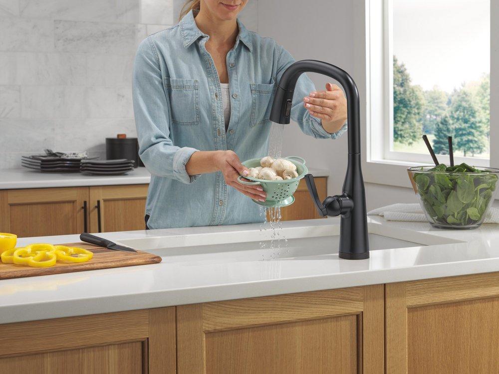 DELTA STRYKE VOICEIQ SINGLE HANDLE PULL-DOWN FAUCET WITH TOUCH20 TECHNOLOGY 