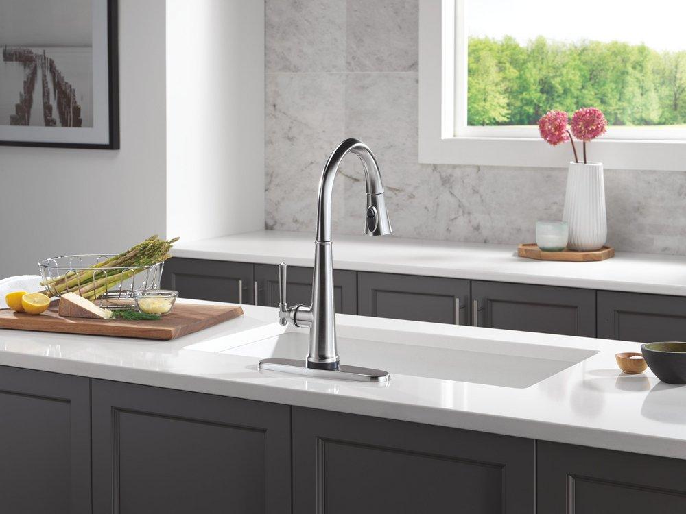 Single Handle Pull Down Kitchen Faucet in Lumicoat&reg; Arctic Stainless 