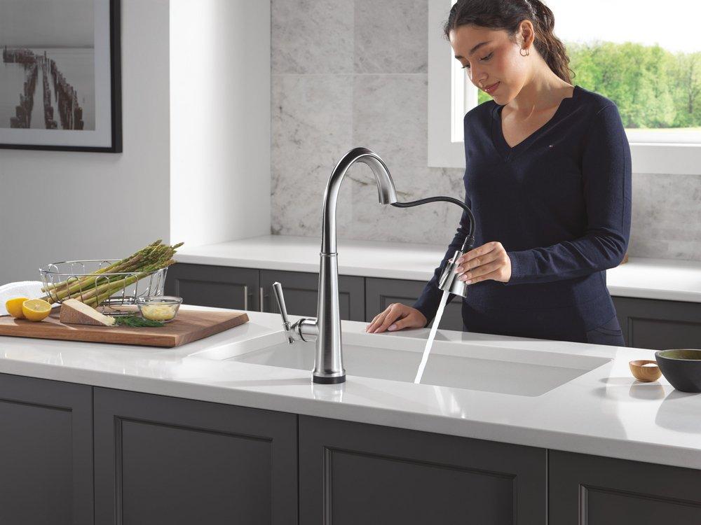 Single Handle Pull Down Kitchen Faucet in Lumicoat&reg; Arctic Stainless 