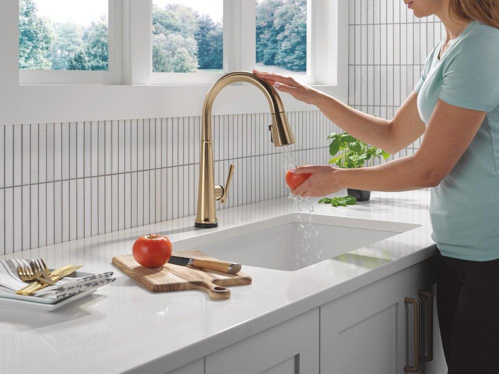 DELTA EMMELINE TOUCH2O KITCHEN FAUCET WITH TOUCHLESS TECHNOLOGY 