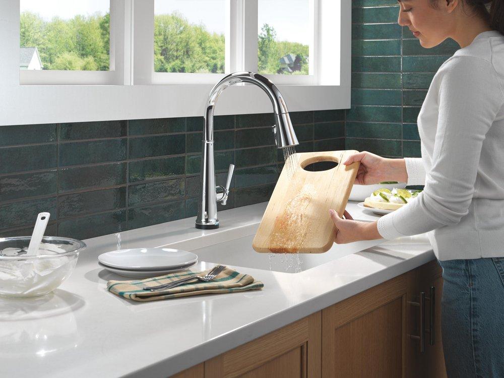 DELTA EMMELINE TOUCH2O KITCHEN FAUCET WITH TOUCHLESS TECHNOLOGY 