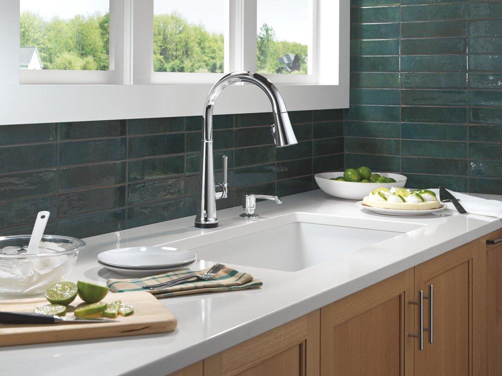 DELTA EMMELINE TOUCH2O KITCHEN FAUCET WITH TOUCHLESS TECHNOLOGY 
