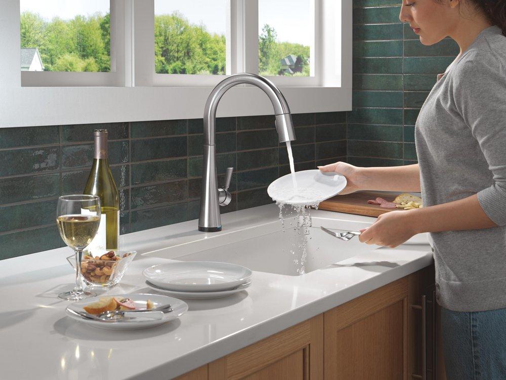 Single Handle Touchless Kitchen Faucet in Lumicoat&reg; Arctic Stainless 