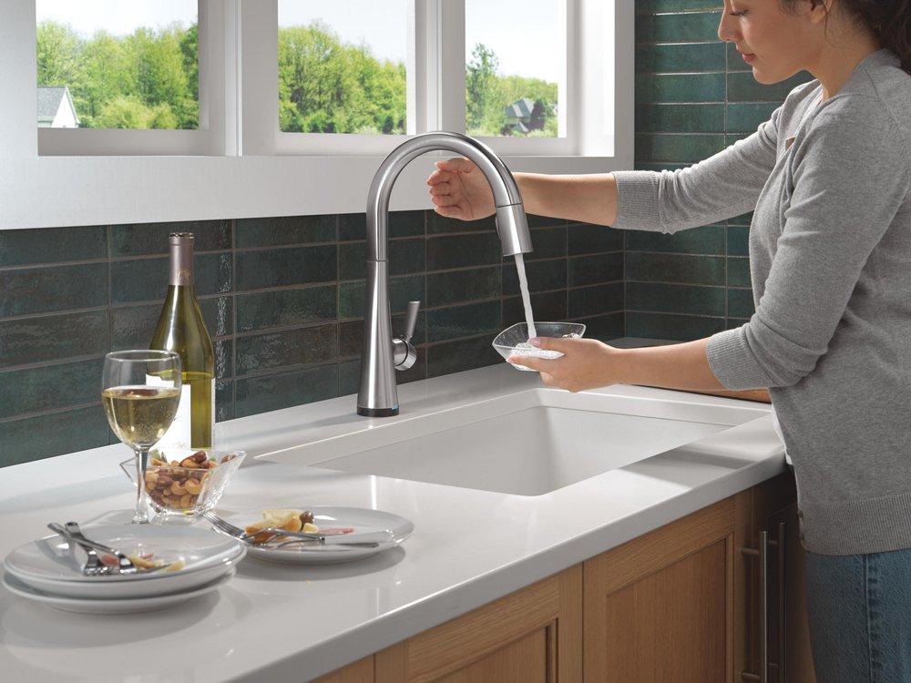 Single Handle Touchless Kitchen Faucet in Lumicoat&reg; Arctic Stainless 