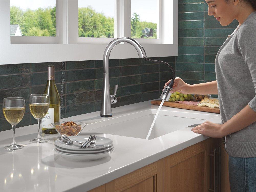 Single Handle Touchless Kitchen Faucet in Lumicoat&reg; Arctic Stainless 