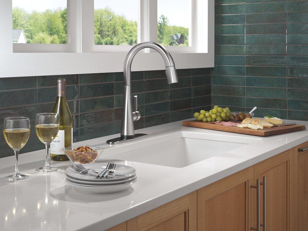 Single Handle Touchless Kitchen Faucet in Lumicoat&reg; Arctic Stainless 