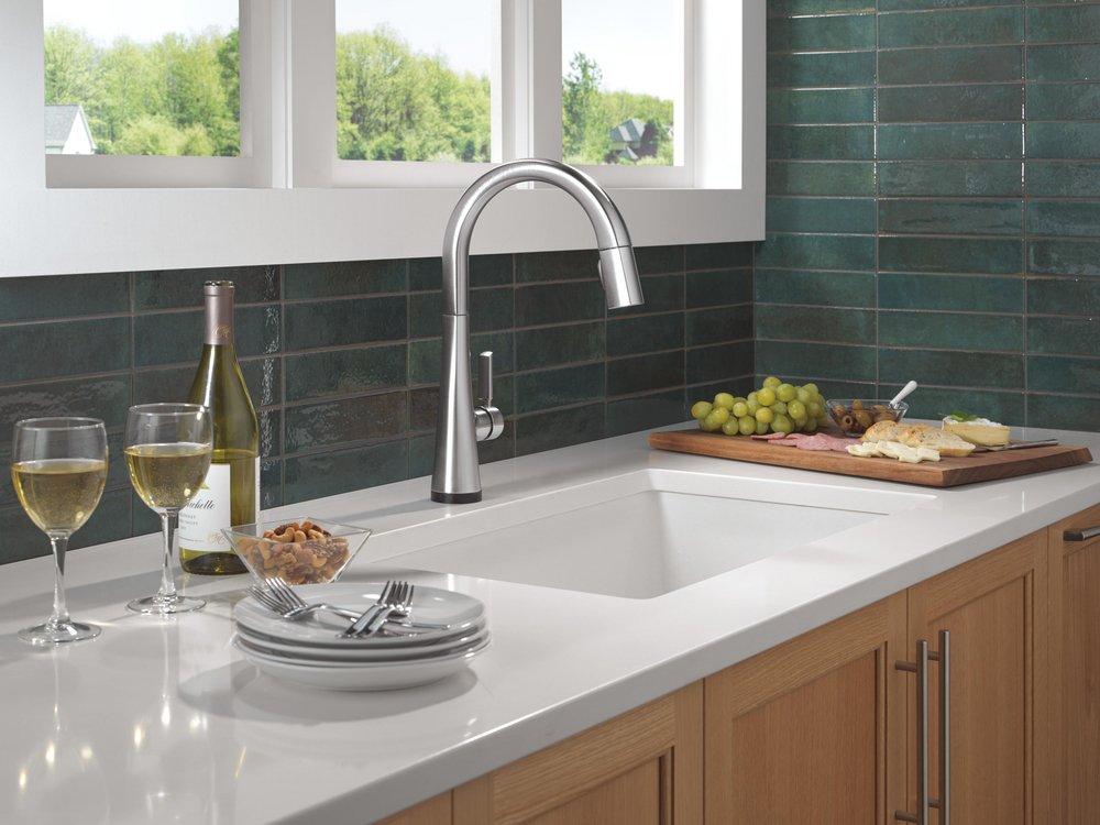 Single Handle Touchless Kitchen Faucet in Lumicoat&reg; Arctic Stainless 