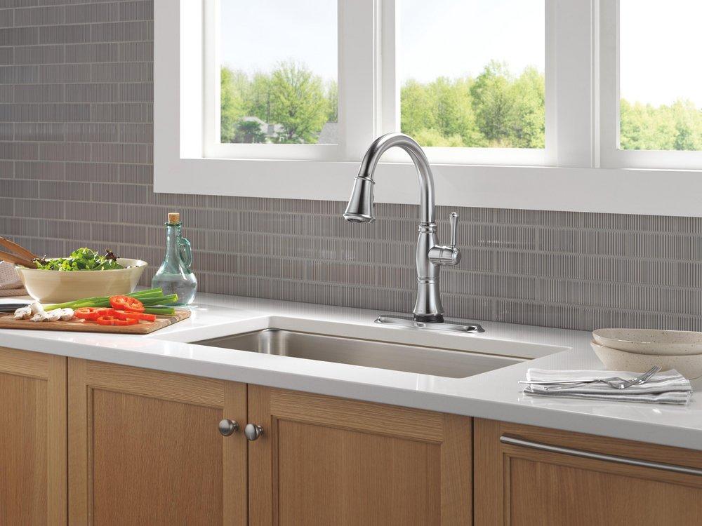 Single Handle Pull Down Kitchen Faucet in Lumicoat&reg; Arctic Stainless 