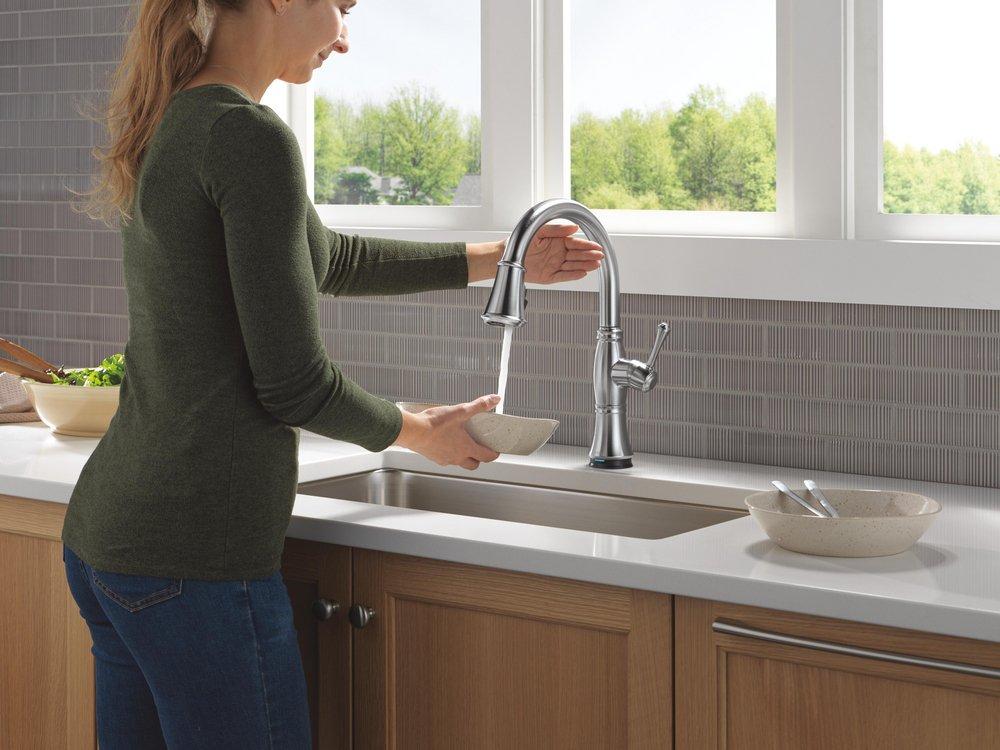 Single Handle Pull Down Kitchen Faucet in Lumicoat&reg; Arctic Stainless 
