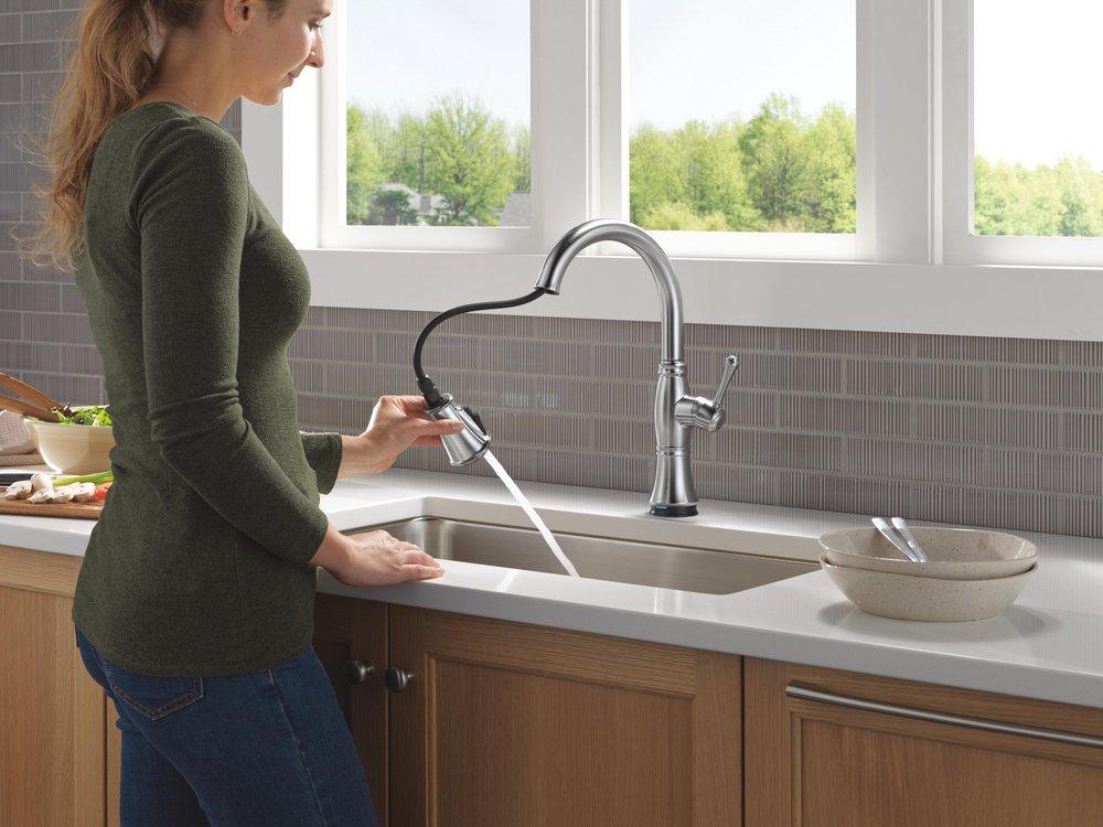 Single Handle Pull Down Kitchen Faucet in Lumicoat&reg; Arctic Stainless 