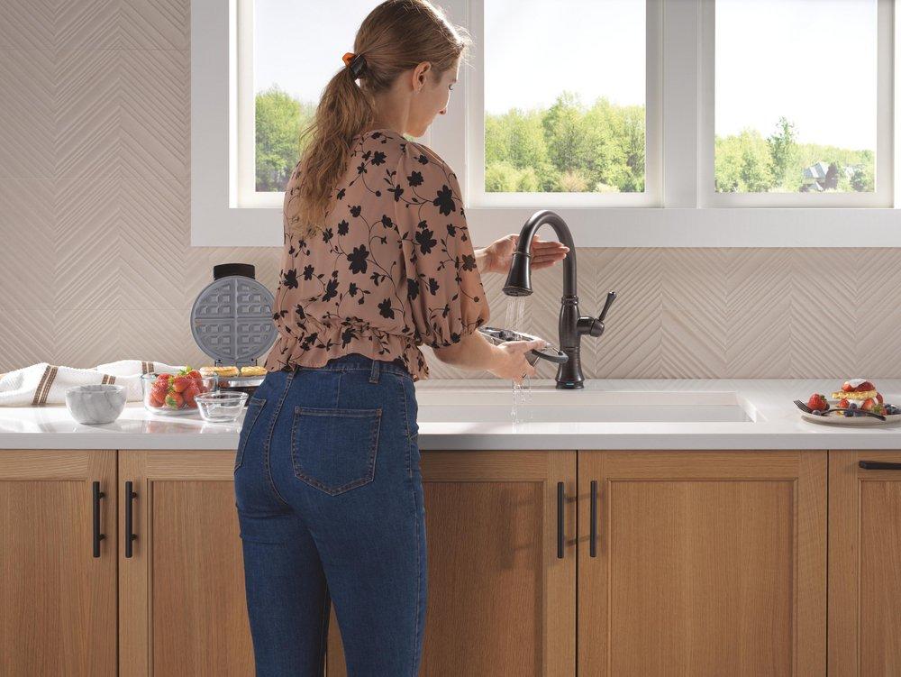 Single Handle Pull Down Kitchen Faucet in Venetian Bronze 