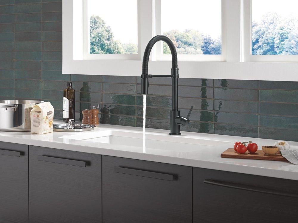 Single Handle Pull Down Kitchen Faucet in Matte Black 