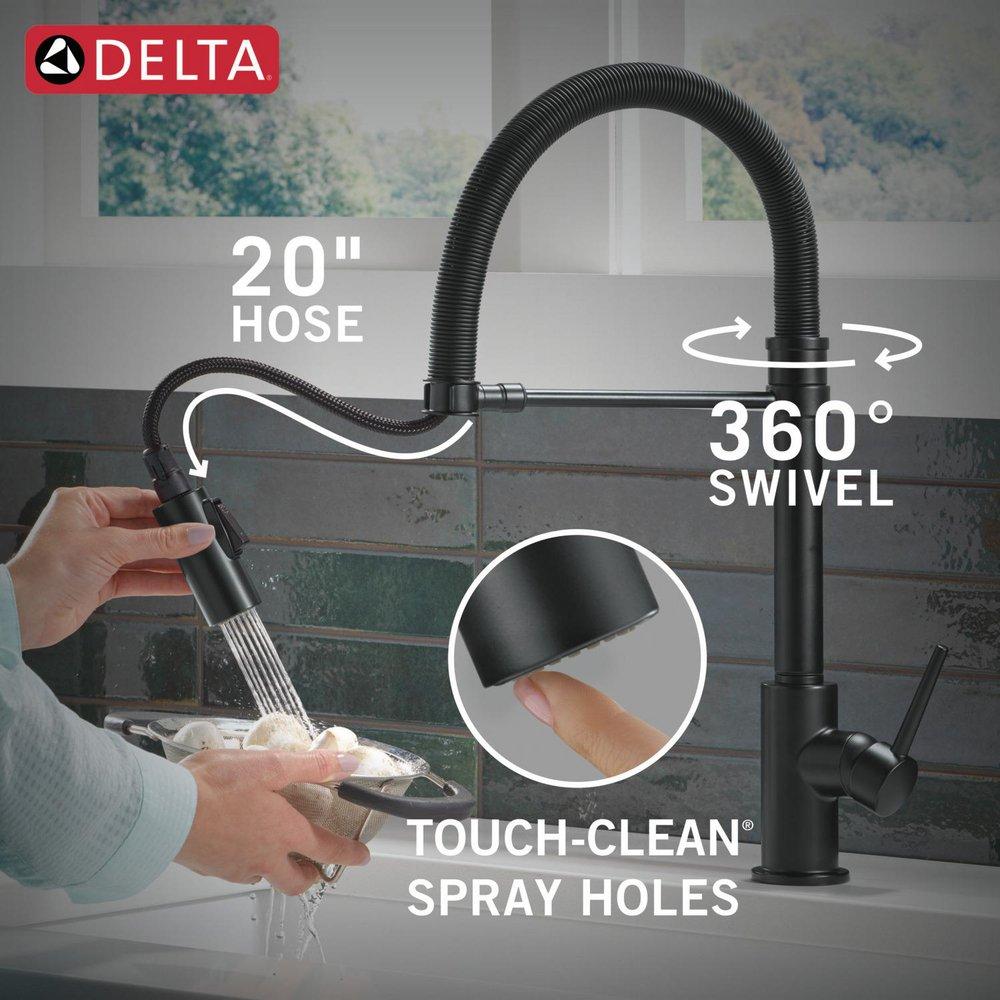 Single Handle Pull Down Kitchen Faucet in Matte Black 