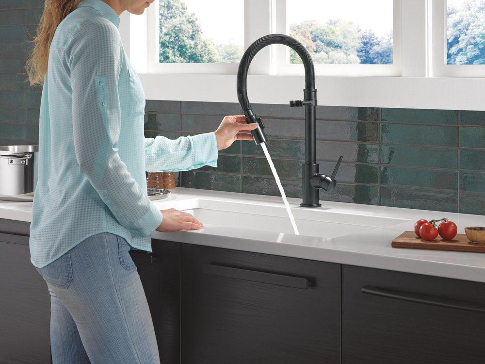 Single Handle Pull Down Kitchen Faucet in Matte Black 