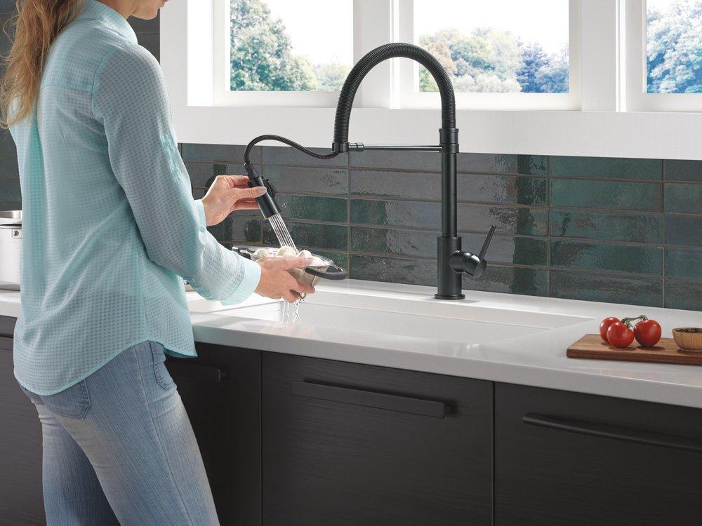 Single Handle Pull Down Kitchen Faucet in Matte Black 