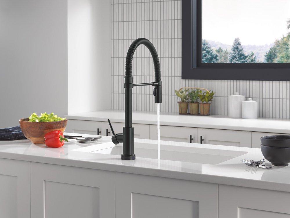 Single Handle Touchless Kitchen Faucet in Matte Black 