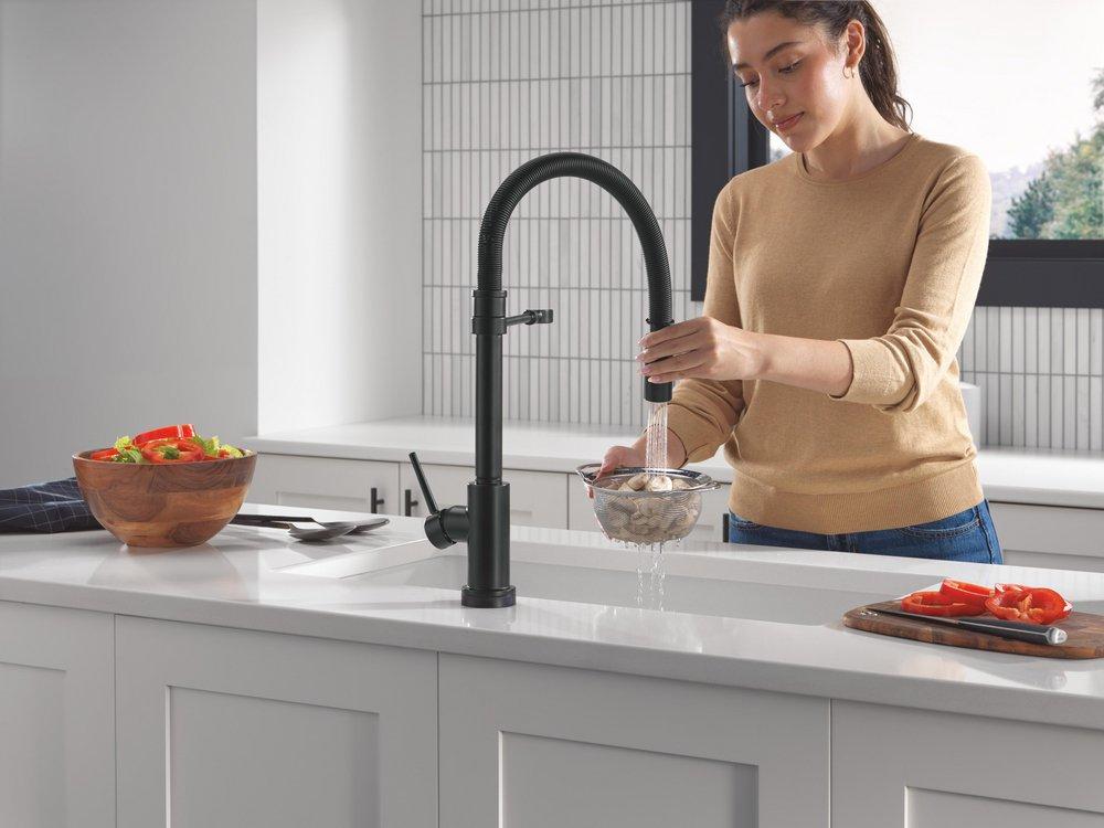 Single Handle Touchless Kitchen Faucet in Matte Black 