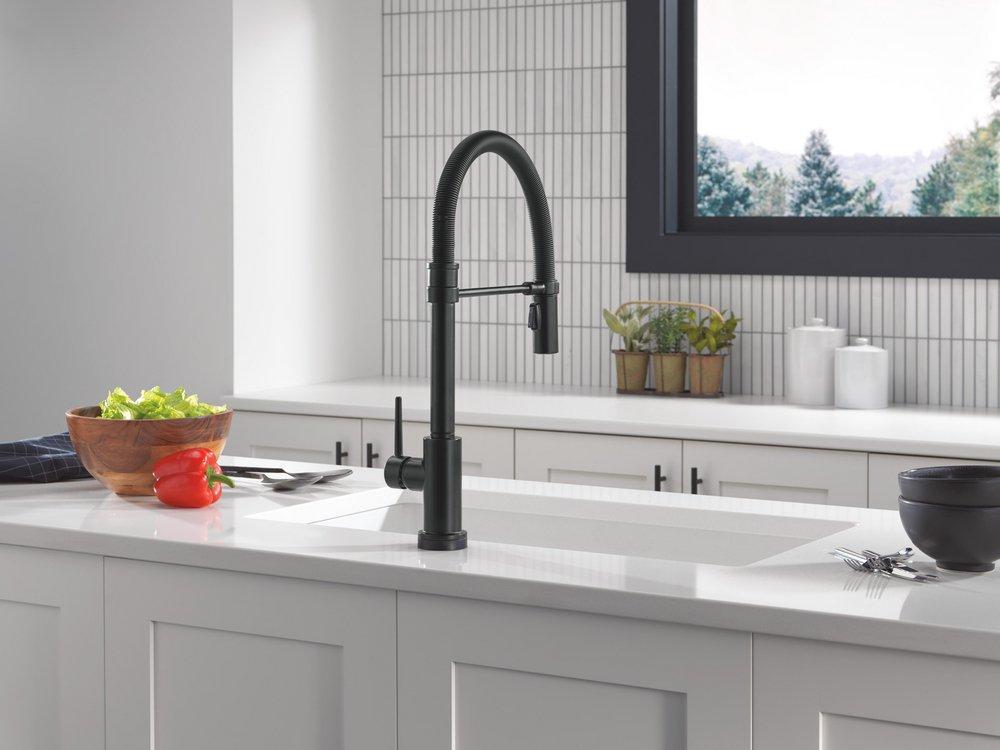 Single Handle Touchless Kitchen Faucet in Matte Black 