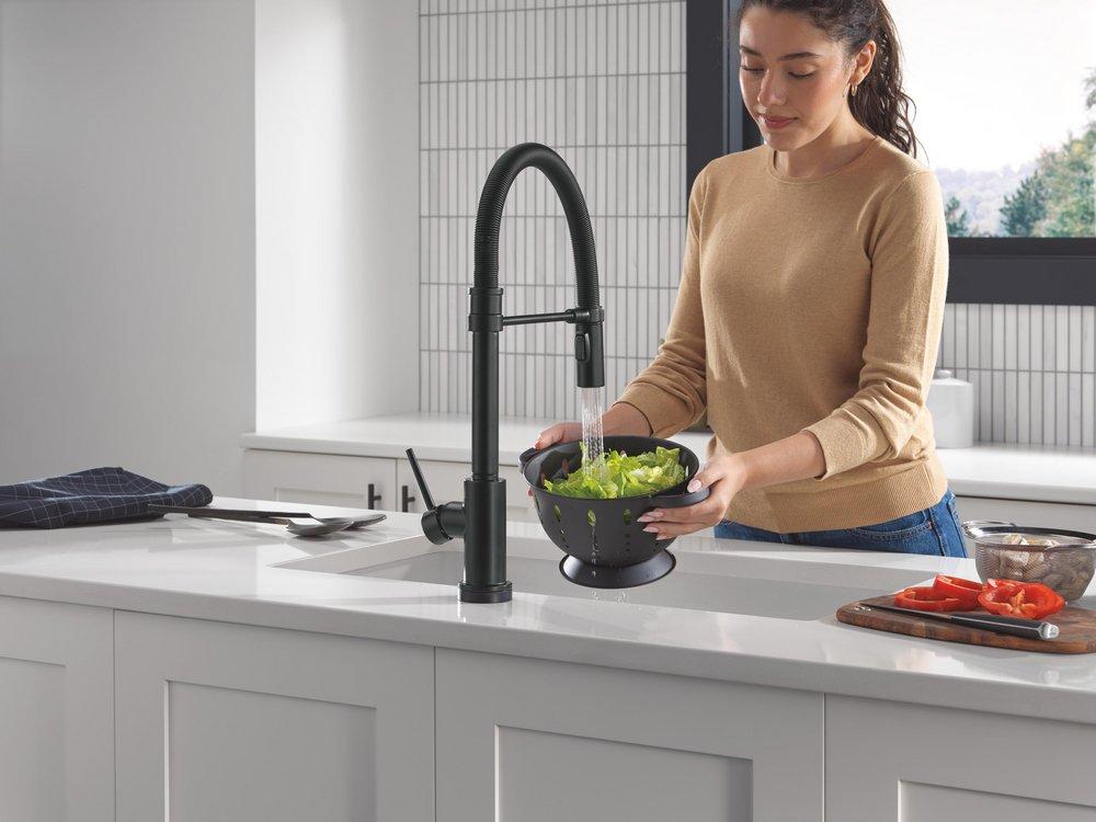 Single Handle Touchless Kitchen Faucet in Matte Black 