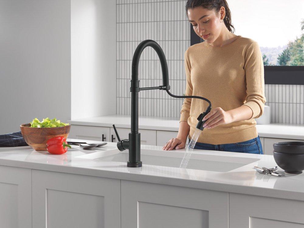 Single Handle Touchless Kitchen Faucet in Matte Black 