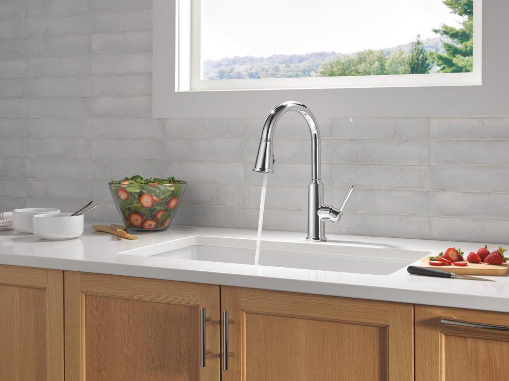 Single Handle Pull Down Kitchen Faucet in Chrome 