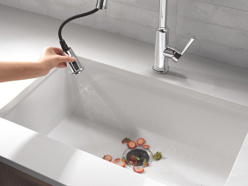 Single Handle Pull Down Kitchen Faucet in Chrome 